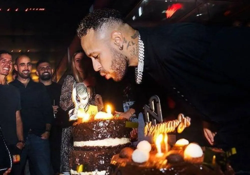 Imagem ilustrativa da imagem Vizinhos de Neymar querem processar craque após festa de aniversário