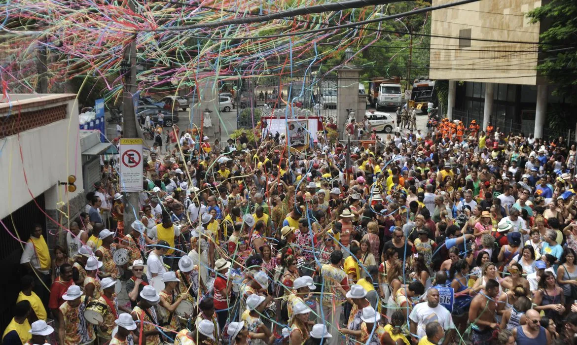 Imagem ilustrativa da imagem Carnaval 2023: Rio terá mais de 80 blocos de rua no fim de semana
