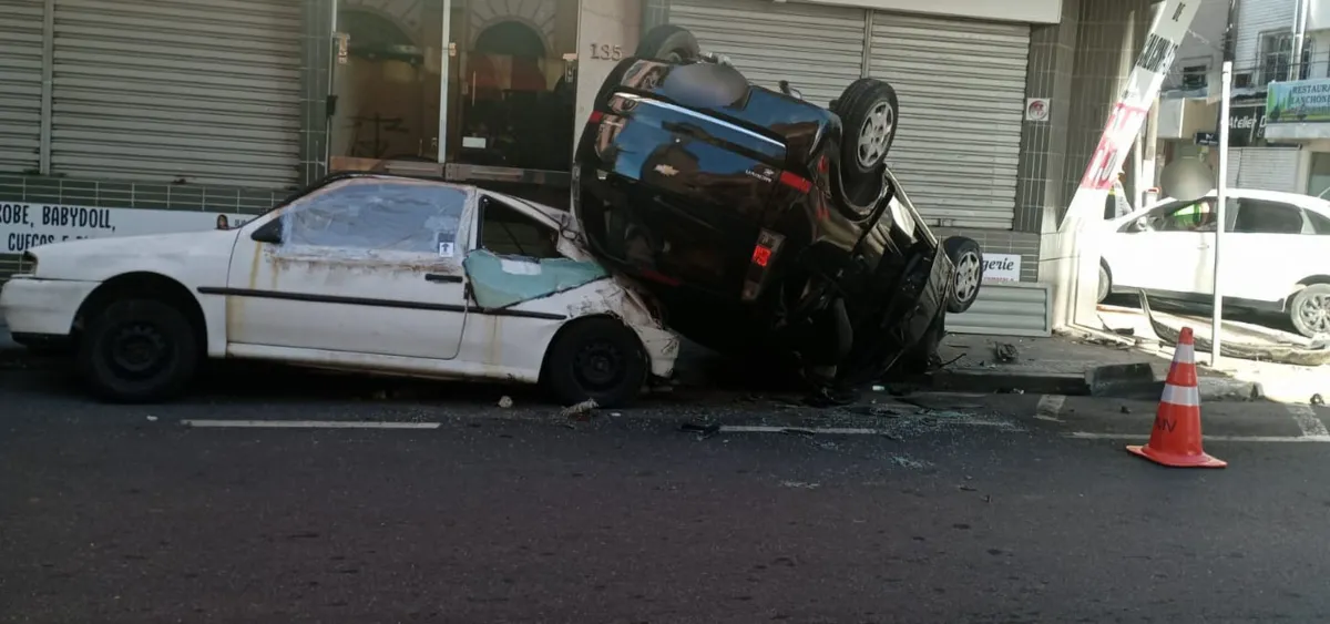 Imagem ilustrativa da imagem VÍDEO | Carro capota em acidente no Centro de Vitória