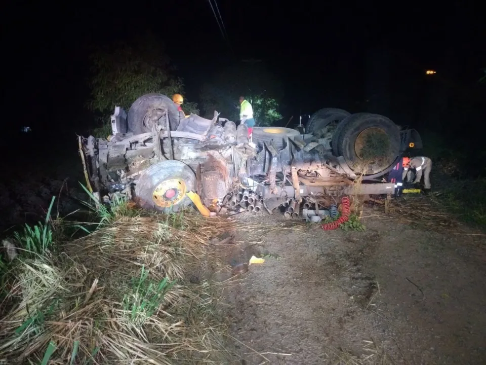 Imagem ilustrativa da imagem Motorista morre após caminhão tombar na BR-101 no ES