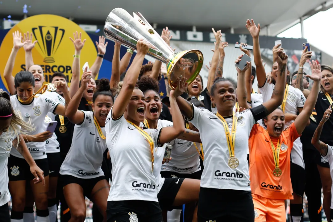 Imagem ilustrativa da imagem Corinthians é bi da Supercopa Feminina com goleada no Flamengo