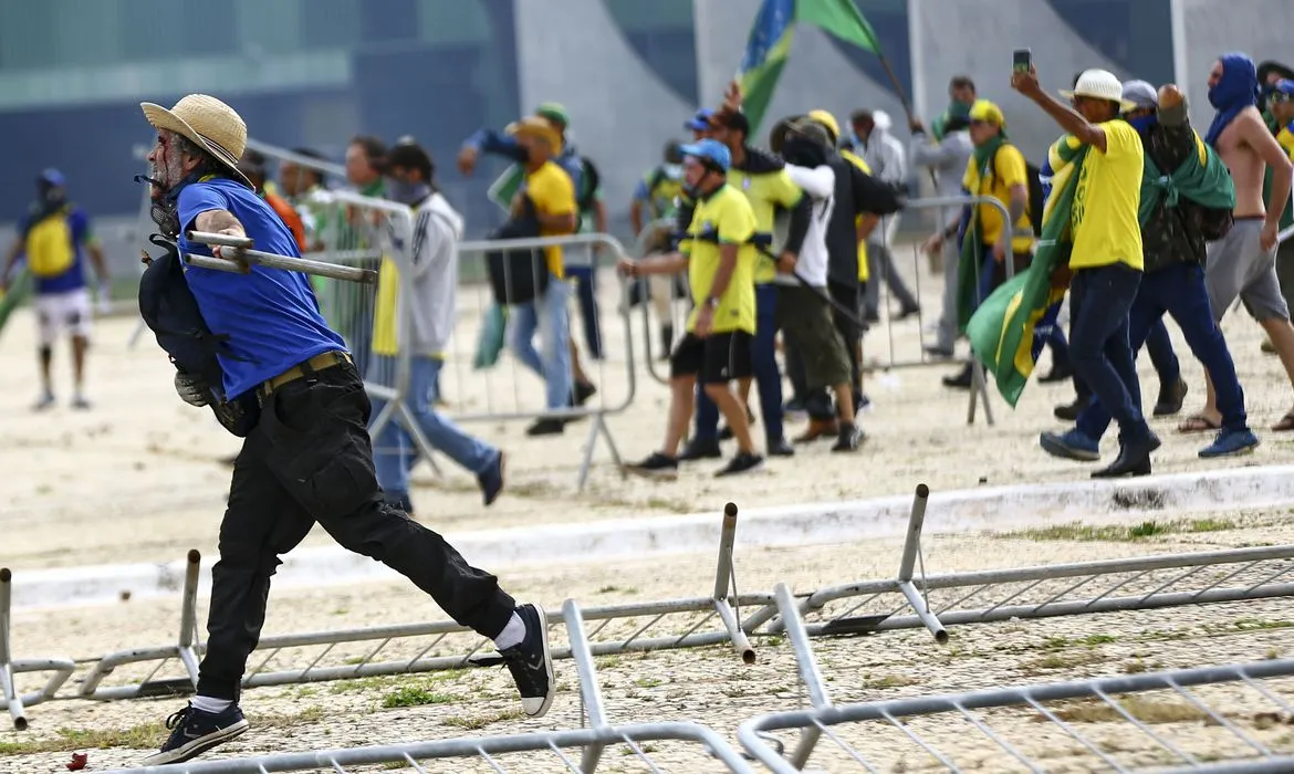 Imagem ilustrativa da imagem AGU quer que financiadores de atos de vandalismo no DF devolvam R$ 20,7 milhões