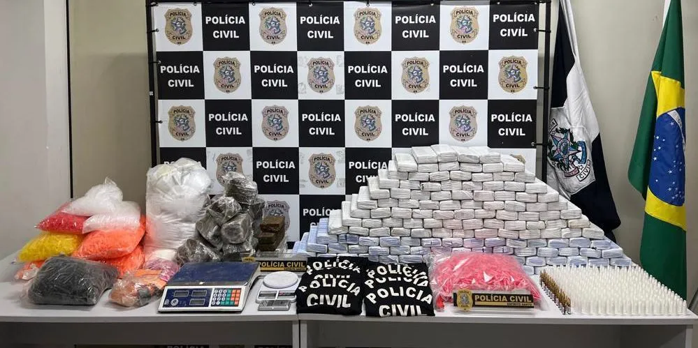 Imagem ilustrativa da imagem Mais de 130 kg de maconha e frascos de droga letal são apreendidos em Cariacica