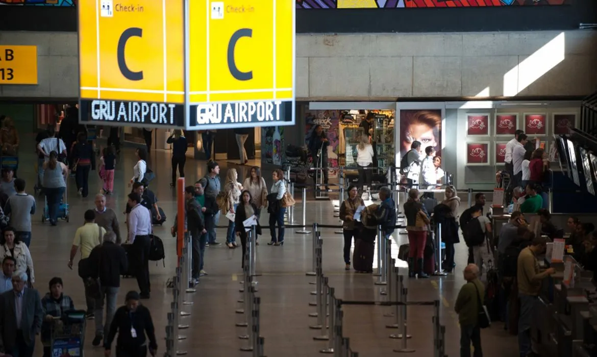 Imagem ilustrativa da imagem Golpistas alugam crianças para pedir dinheiro em aeroporto de SP