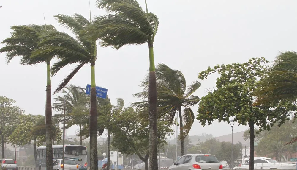 Imagem ilustrativa da imagem Alertas de chuva e ventos fortes durante o fim de semana de Carnaval no ES