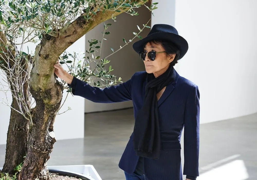 Imagem ilustrativa da imagem Yoko Ono faz 90 anos e é homenageada por Ringo, Elton John e Liam Gallagher