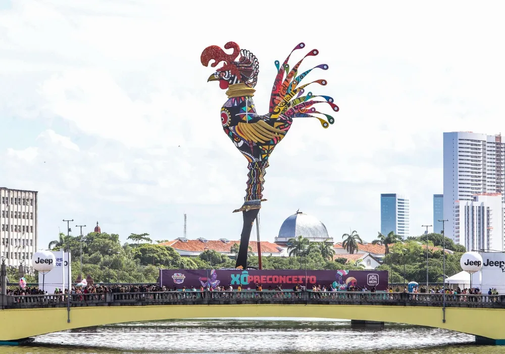 Imagem ilustrativa da imagem Galo da Madrugada e Homem da Meia-Noite agitam sábado de Carnaval em Recife
