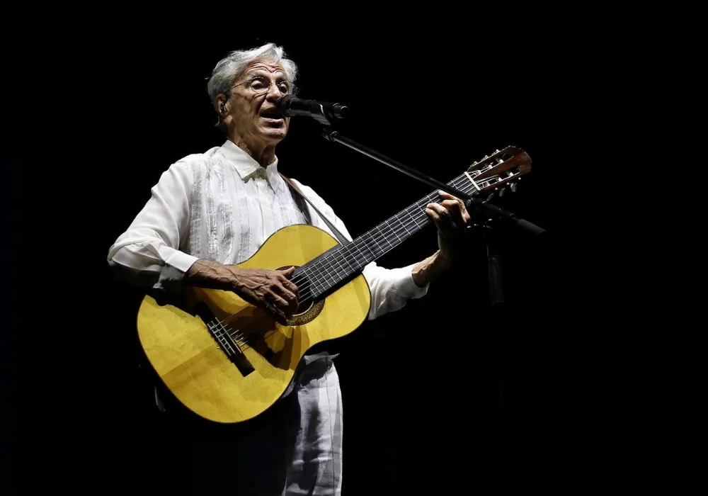 Imagem ilustrativa da imagem Caetano Veloso canta sucessos em primeira noite do Carnaval de Recife