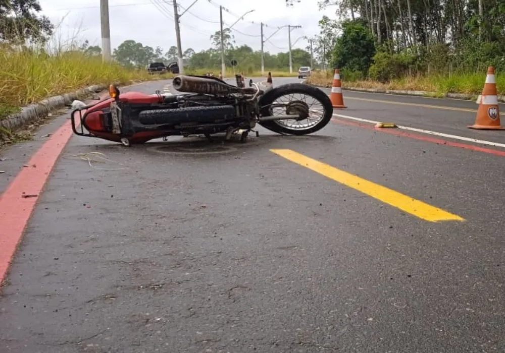 Imagem ilustrativa da imagem Acidente de moto deixa um morto e um ferido na Serra