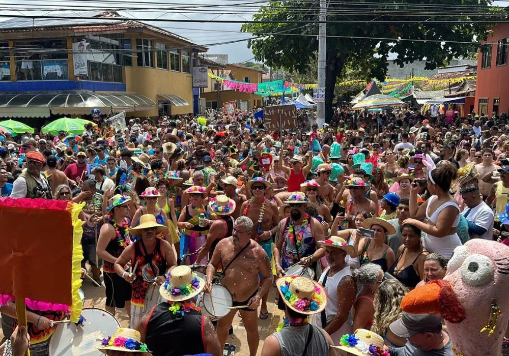 Imagem ilustrativa da imagem Tradicional Banho de Mar à Fantasia volta a lotar ruas de Manguinhos, na Serra