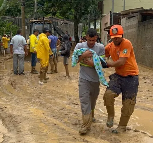 Imagem ilustrativa da imagem Chuva recorde deixa 24 mortos no litoral norte de SP