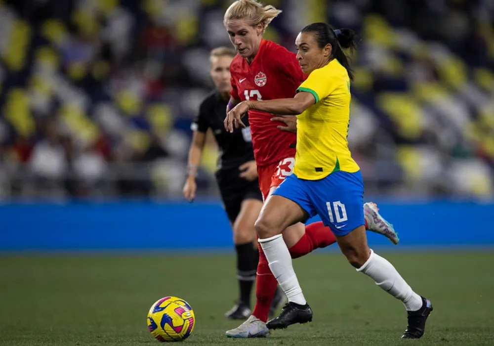 Imagem ilustrativa da imagem Seleção feminina falha na bola aérea e perde do Canadá no Torneio She Believes