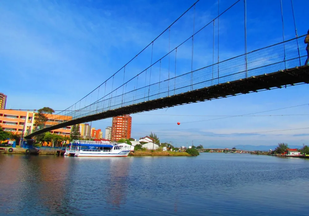 Imagem ilustrativa da imagem Ponte desaba entre RS e SC durante a travessia de 100 pessoas