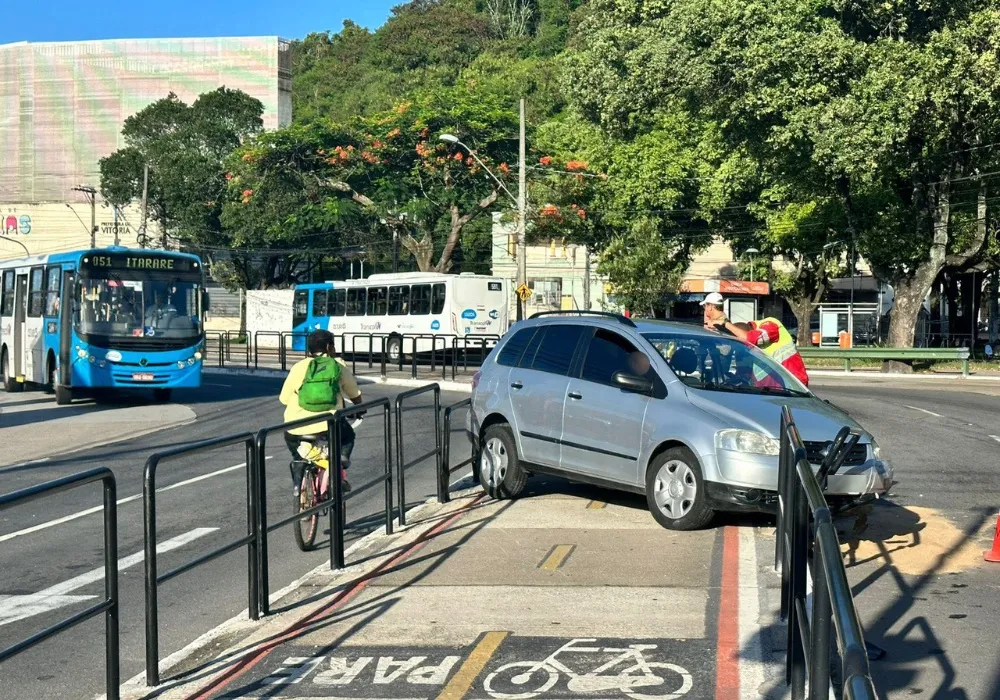 Imagem ilustrativa da imagem Motorista perde controle de carro e invade ciclovia na Avenida Vitória