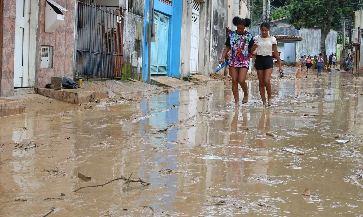 Imagem ilustrativa da imagem Litoral de SP teve maior volume de chuva registrado no Brasil