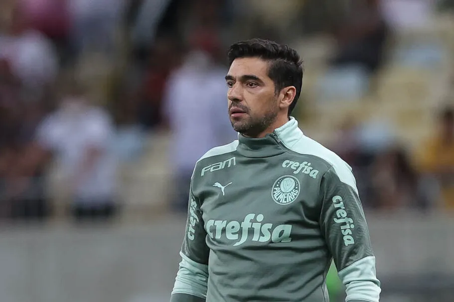 Imagem ilustrativa da imagem Abel Ferreira doará receitas de camisa para vítimas das chuvas em São Paulo