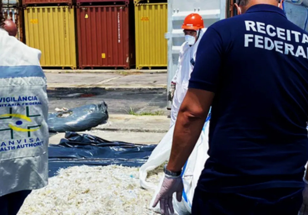 Imagem ilustrativa da imagem 15 toneladas de lixo hospitalar de Portugal são apreendidos em porto de Recife