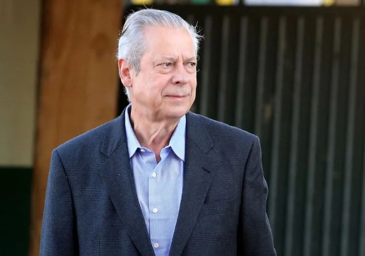 Imagem ilustrativa da imagem José Dirceu é submetido a cirurgia para drenagem de hematoma no crânio