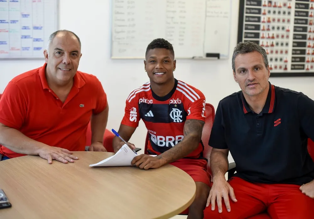 Imagem ilustrativa da imagem Flamengo oficializa renovação de Matheus França, joia da base, até o fim de 2027