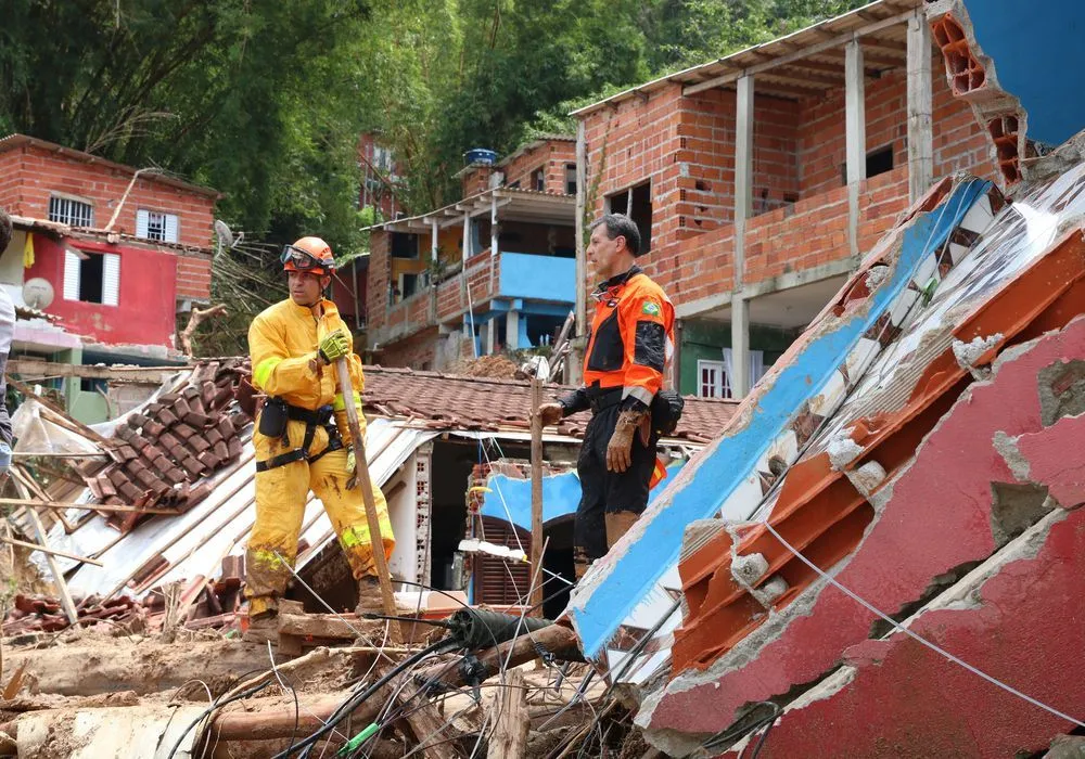 Imagem ilustrativa da imagem Bombeiros encontram última pessoa desaparecida no litoral de SP