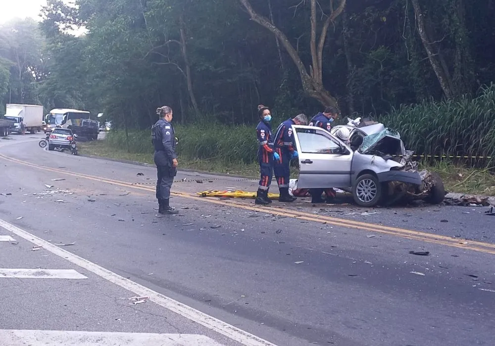 Imagem ilustrativa da imagem Acidente entre carro e caminhão deixa uma pessoa morta na BR-262 no ES