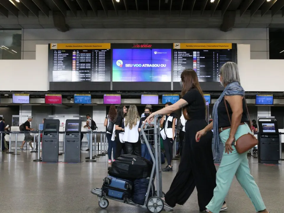 Imagem ilustrativa da imagem Anvisa discute se mantém obrigatoriedade de máscaras em aviões e aeroportos