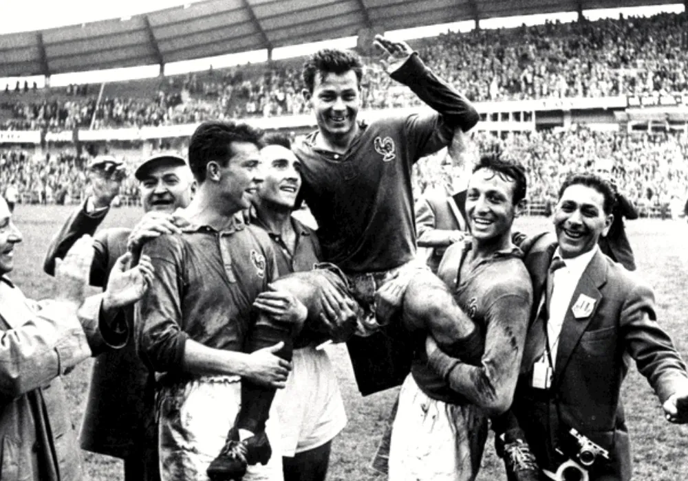 Imagem ilustrativa da imagem Just Fontaine, maior artilheiro em uma edição de Copa, morre aos 89 anos