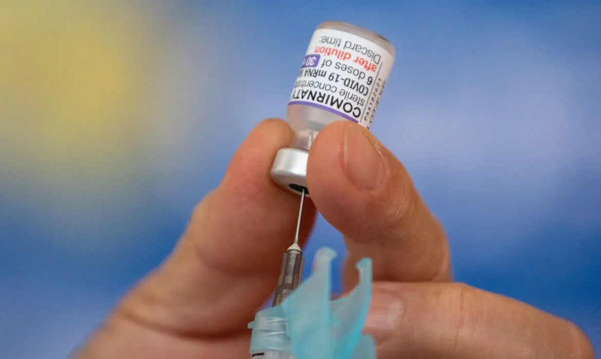 Imagem ilustrativa da imagem Vacina bivalente contra covid é aplicada em maiores de 60 anos na Grande Vitória