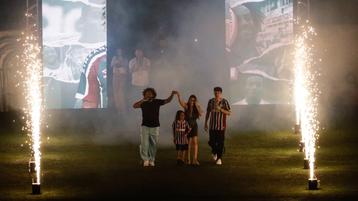 Imagem ilustrativa da imagem Marcelo é apresentado no Flu com Maracanã em festa: 'voltando para casa'