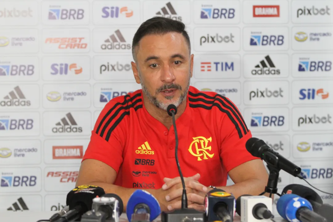 Imagem ilustrativa da imagem Vítor Pereira alivia pressão no Flamengo, mas não abre mão de "caça às bruxas"