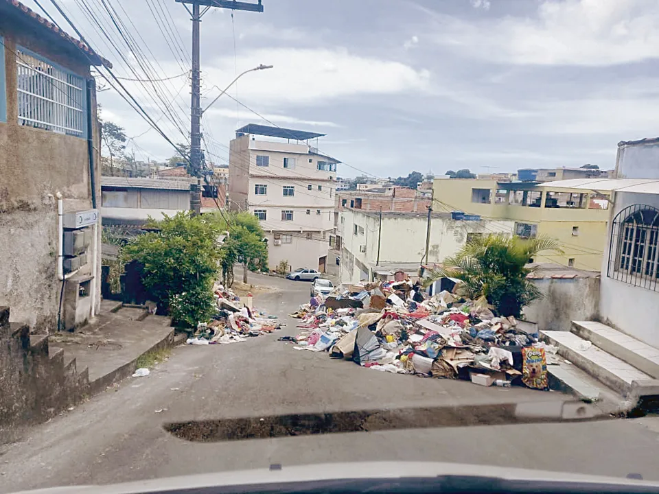 Imagem ilustrativa da imagem “Montanhas de lixo” vão parar no meio da rua em Cariacica