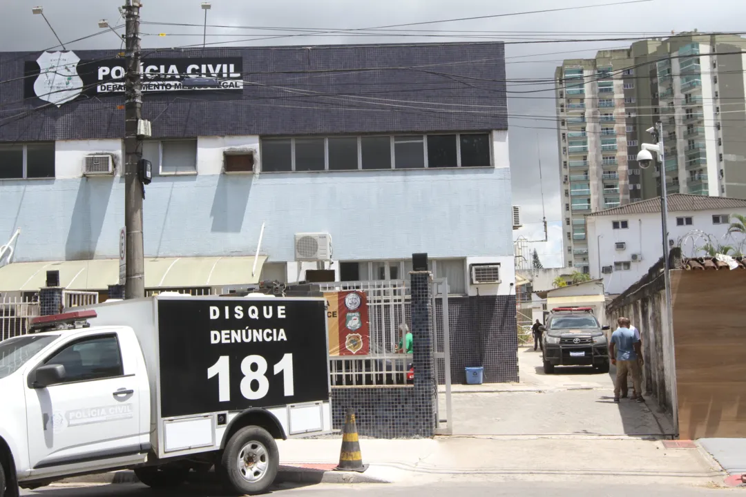 Adolescente é morto a tiros no meio da rua em Vitória e família