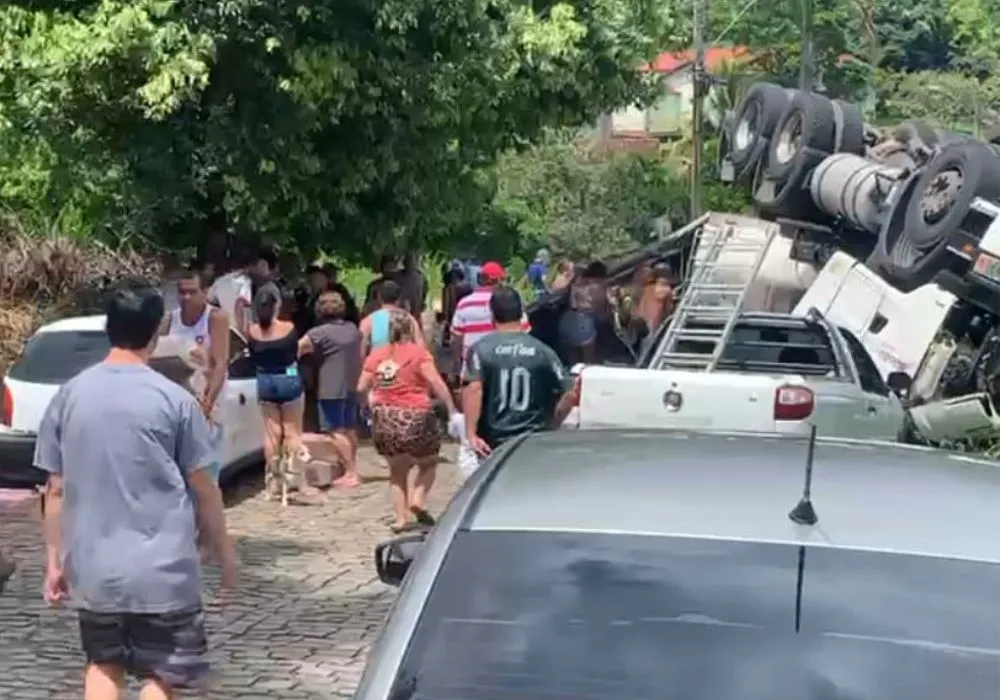 Imagem ilustrativa da imagem VÍDEO | Carreta tomba e carga de frango congelado é saqueada em cidade do ES