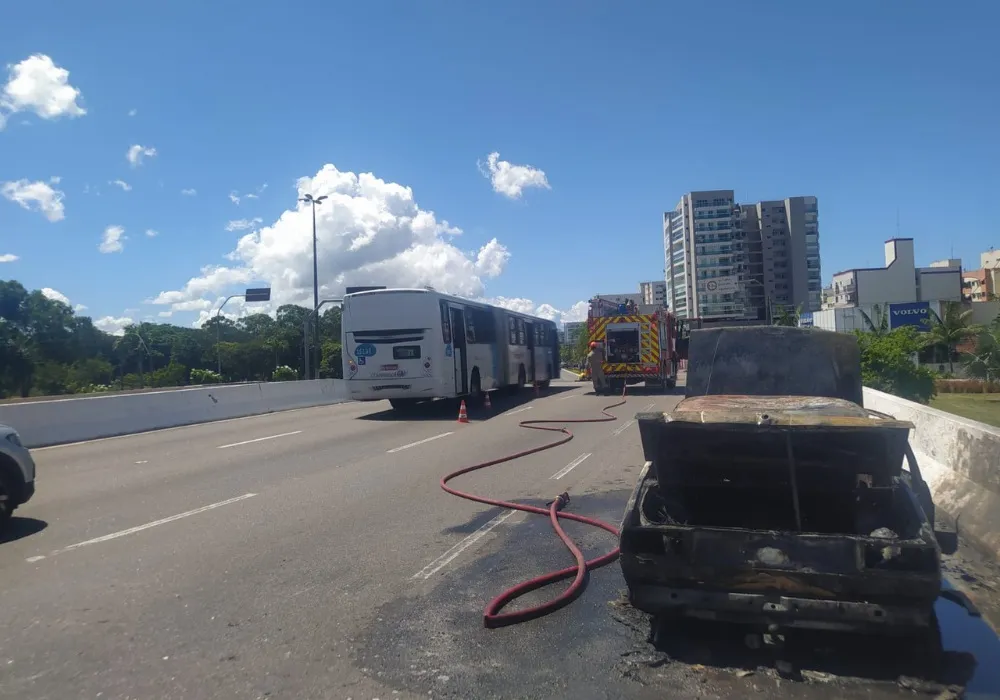 Imagem ilustrativa da imagem Carro pega fogo e interdita faixa da Ponte da Passagem em Vitória