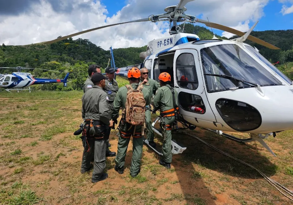 Imagem ilustrativa da imagem Bombeiros resgatam corpo de atleta suíço morto ao cair de parapente no ES