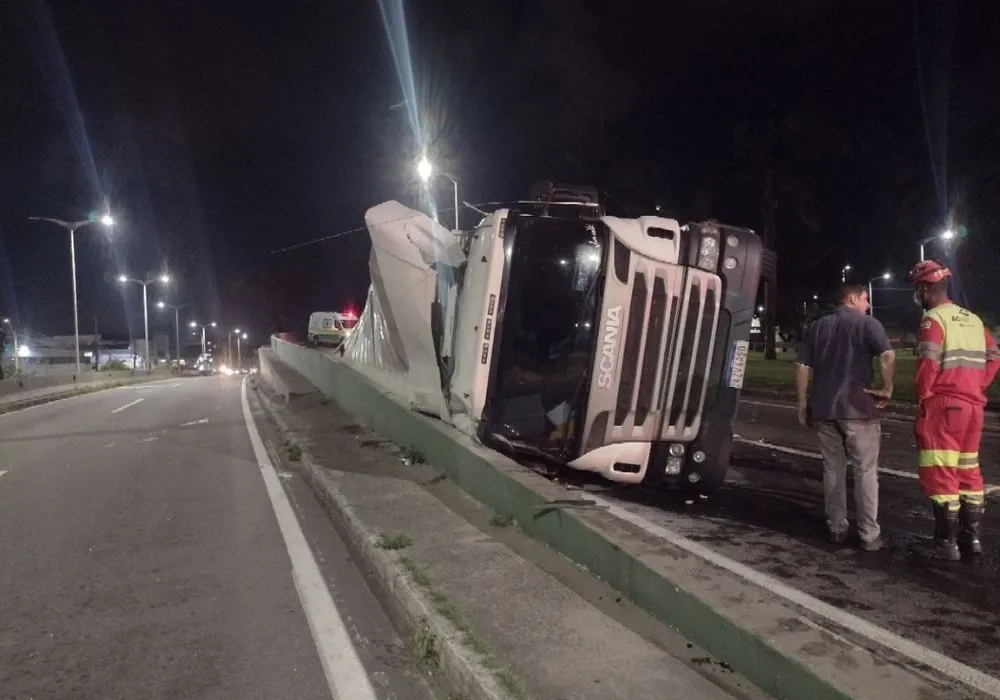 Imagem ilustrativa da imagem Carreta tomba na BR-101 e viaduto da Serra fica interditado por 7 horas