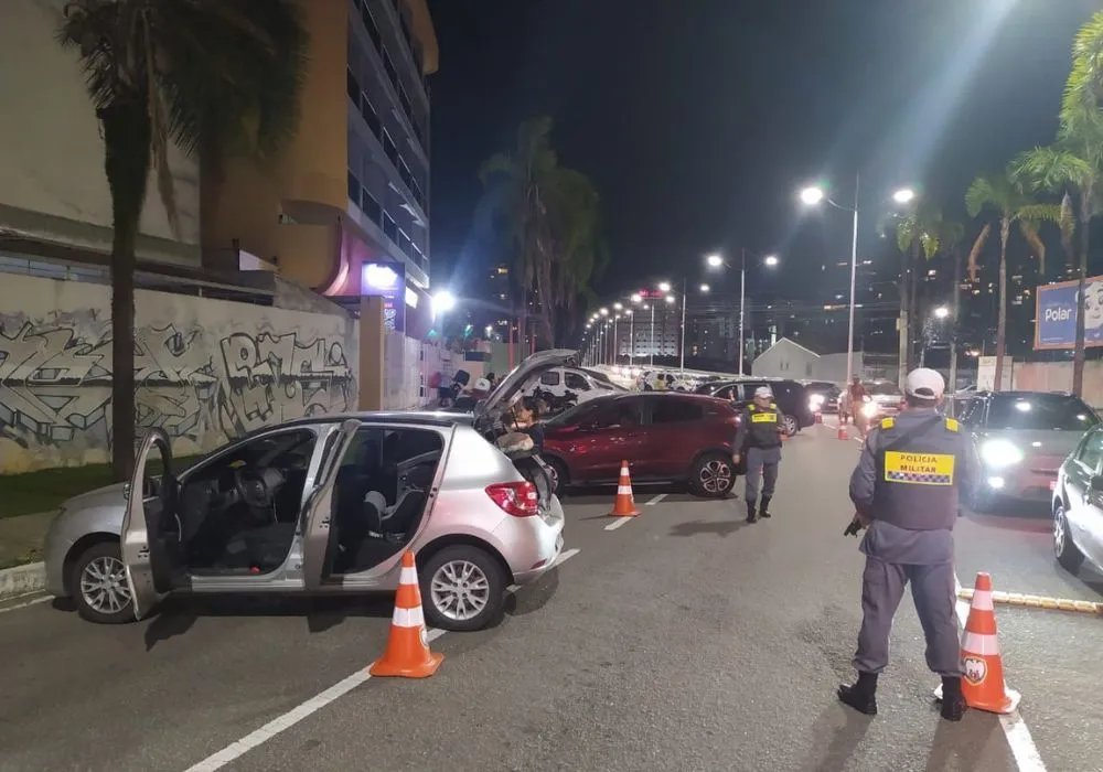 Imagem ilustrativa da imagem Até motorista pelado é flagrado em blitz da PM na Praia do Canto