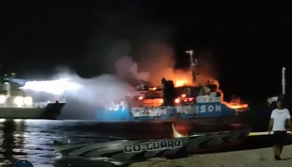 Imagem ilustrativa da imagem VÍDEO | Incêndio em navio deixa 31 mortos nas Filipinas