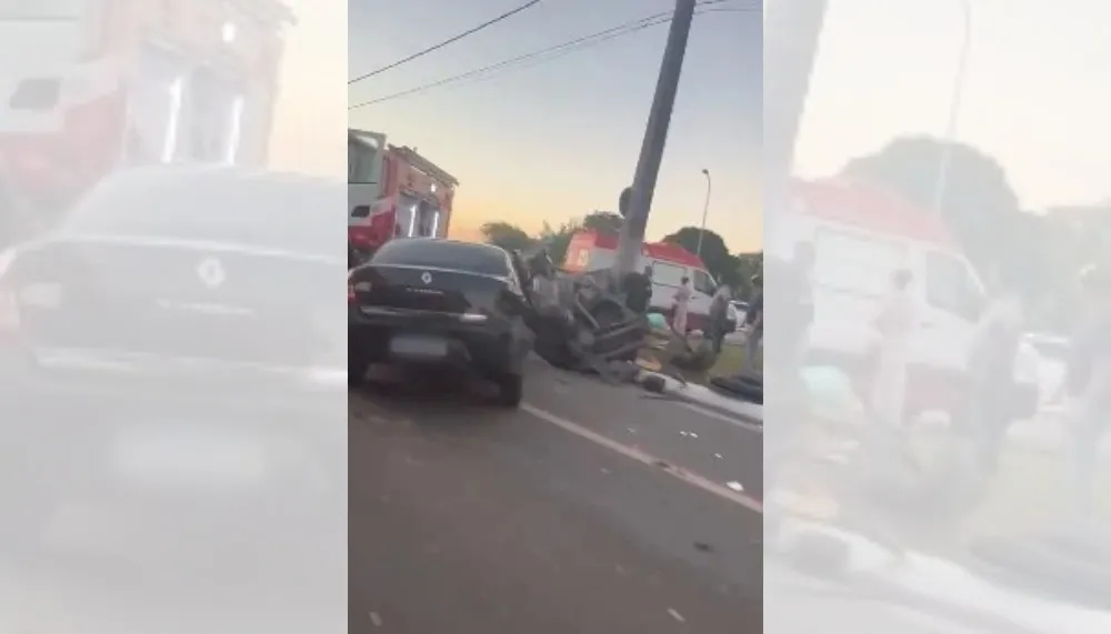 Imagem ilustrativa da imagem Motorista fica preso às ferragens após carro capotar em avenida de Vitória