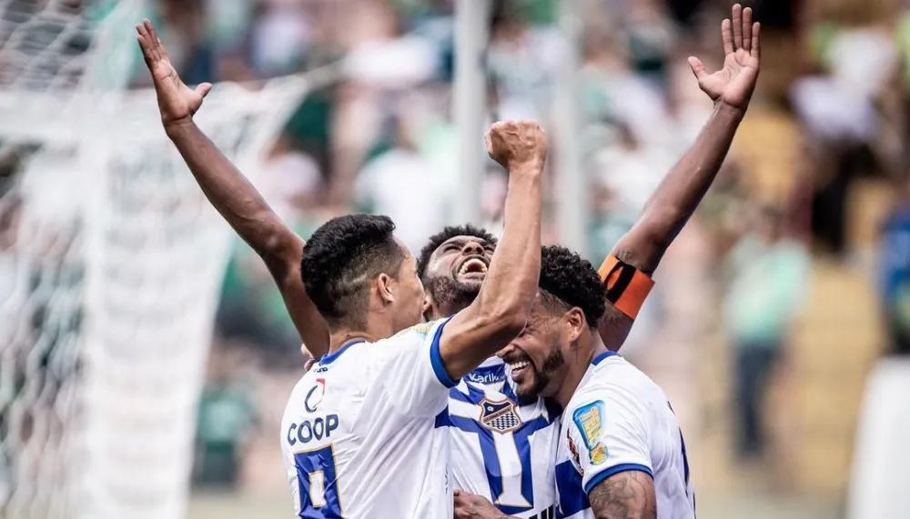 Imagem ilustrativa da imagem Água Santa brilha e acaba com a invencibilidade do Palmeiras
