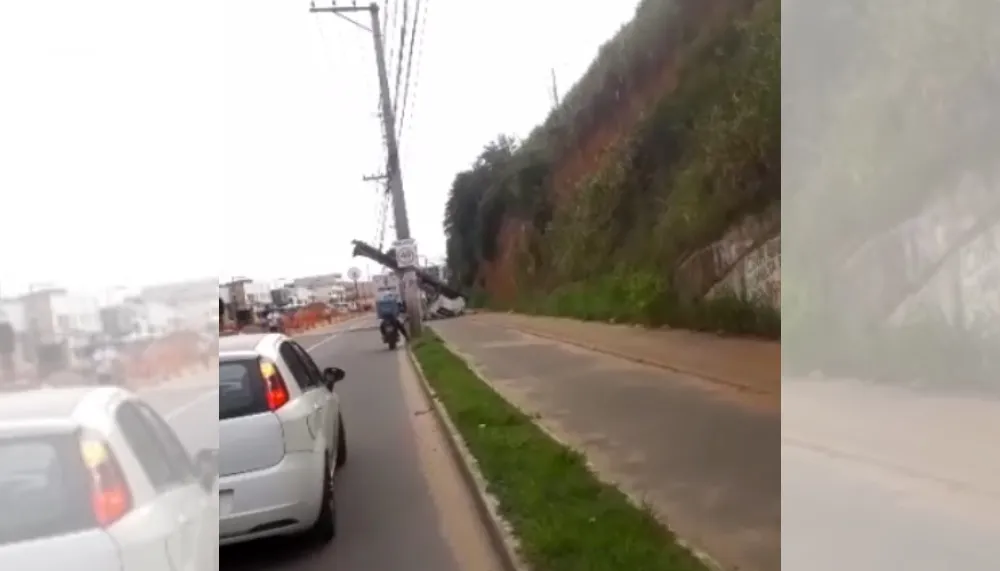 Imagem ilustrativa da imagem Caminhão despenca de barranco e fica pendurado em fios em Vila Velha