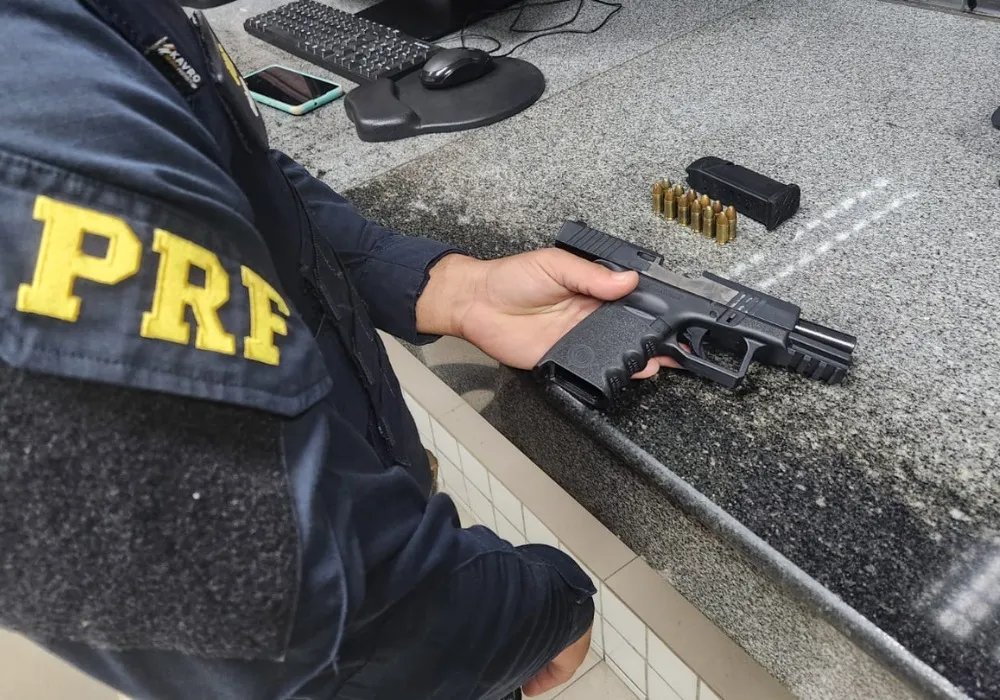 Imagem ilustrativa da imagem Homem é preso por porte ilegal e diz que comprou arma na feira do Aribiri