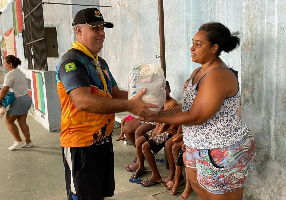 Imagem ilustrativa da imagem Famílias de ocupação recebem alimentos e chocolates de Adventistas em Vitória