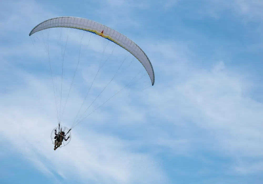 Imagem ilustrativa da imagem Filho morre e pai fica ferido em queda de paramotor