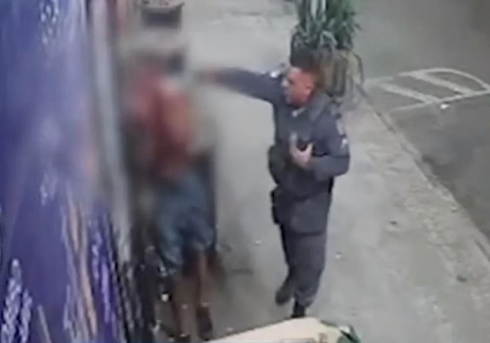 Imagem ilustrativa da imagem Policial militar do ES é afastado após ser flagrado agredindo homem na Serra