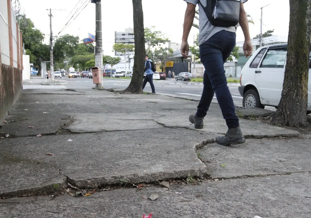 Imagem ilustrativa da imagem Mais de 120 multas por calçadas irregulares na Grande Vitória