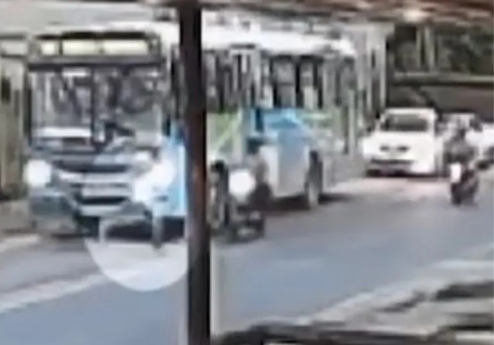 Imagem ilustrativa da imagem VÍDEO | Menino é atropelado ao atravessar rodovia em Cariacica