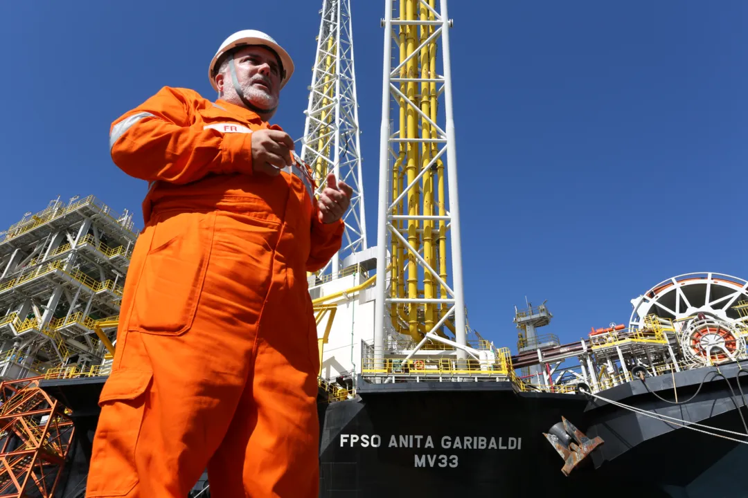 Imagem ilustrativa da imagem Presidente da Petrobras visita plataforma que está sendo construída no ES