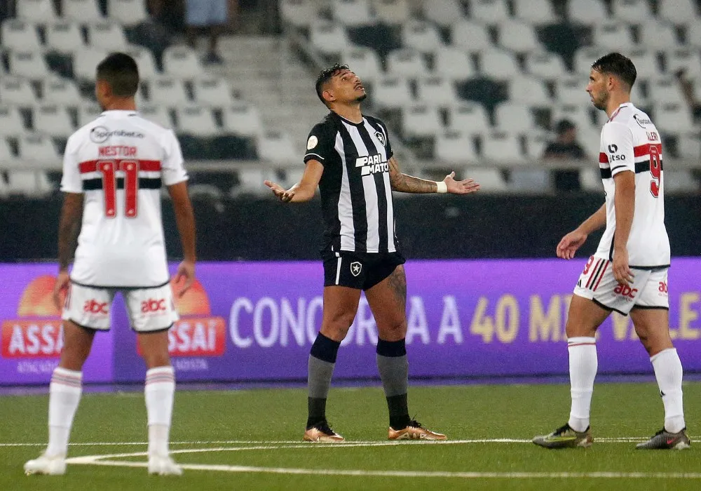 Imagem ilustrativa da imagem Botafogo marca no fim, derrota o São Paulo e joga pressão em Ceni