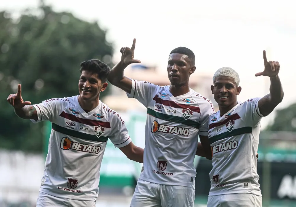Imagem ilustrativa da imagem Fluminense melhora após trocas de Diniz no intervalo e vence o América-MG